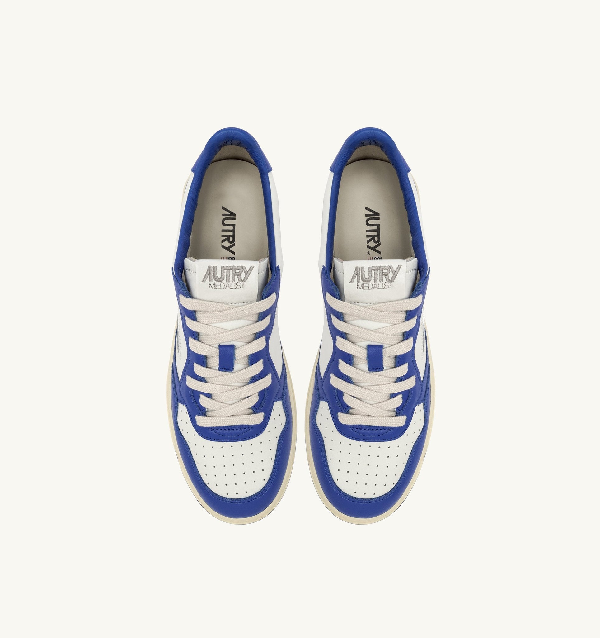 Medalist Low en cuir Blanc/Palace Blue avec lettering
