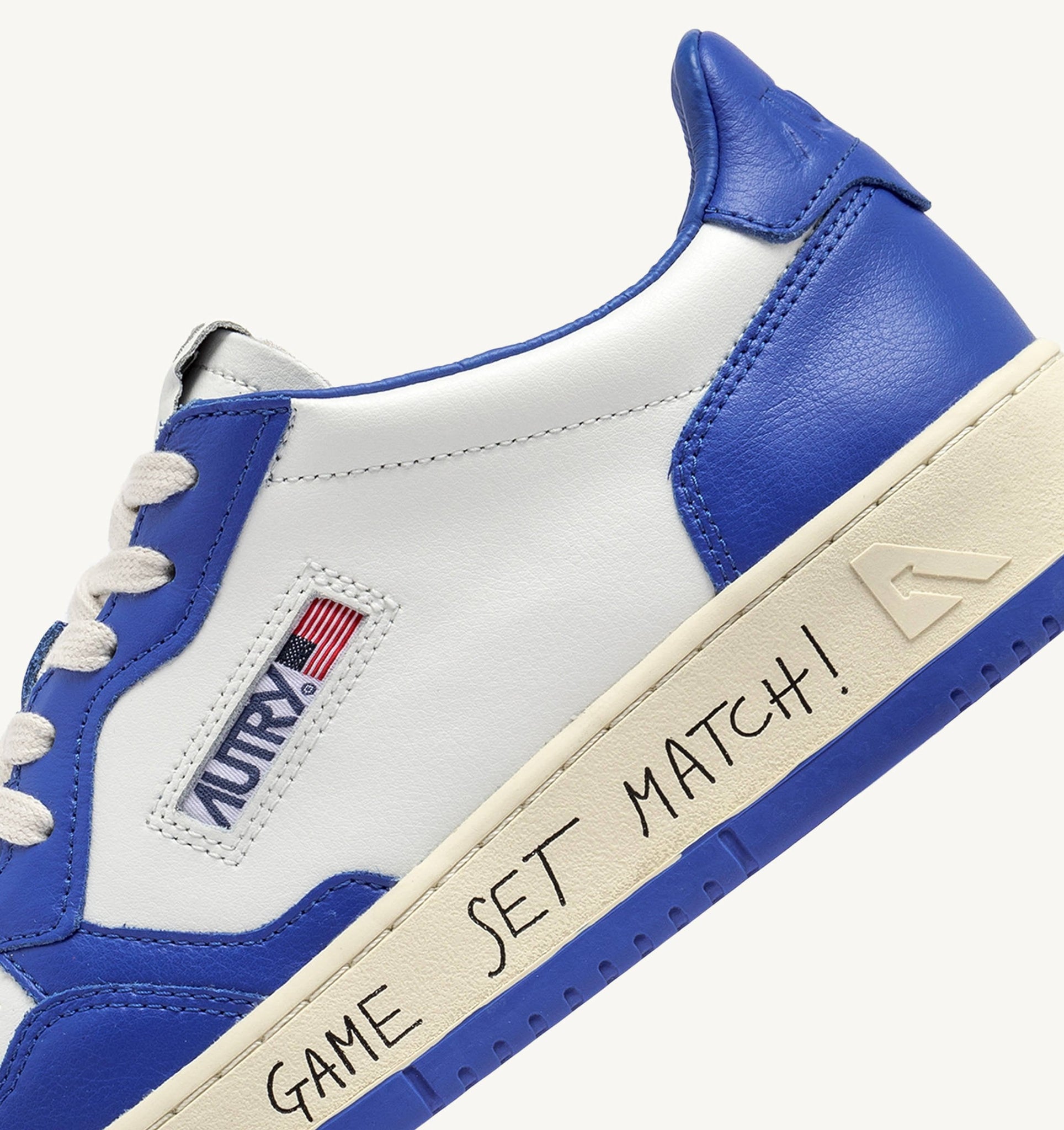 Medalist Low en cuir Blanc/Palace Blue avec lettering
